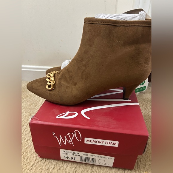 Impo Womens Elicia Chain Toffee Faux Suede Heel Ankle Boots Memory Foam Size 9.5 - Picture 2 of 5